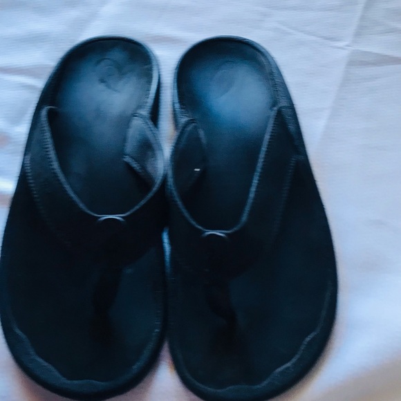 Olukai Black Flip Flop Sandals - Picture 4 of 8